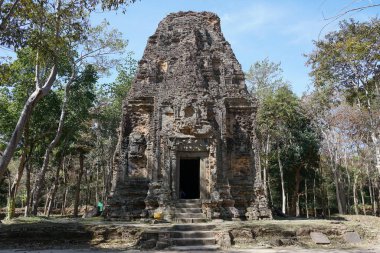 Kampong Thom, Kamboçya-Ocak 12, 2019: Prasat Evet Puon Sambor olduğunuzu Kuk Kamboçya'da harap bir tapınakta