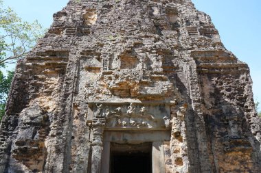 Kampong Thom, Kamboçya-Ocak 12, 2019: Prasat Evet Puon Sambor olduğunuzu Kuk Kamboçya'da harap bir tapınakta