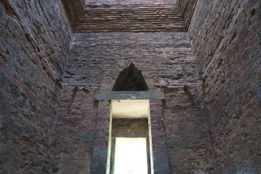 Kampong Thom, Kamboçya-Ocak 12, 2019: Prasat Evet Puon Sambor olduğunuzu Kuk Kamboçya'da harap bir tapınakta