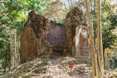 Kampong Thom, Kamboçya-Ocak 12, 2019: Prasat Evet Puon Sambor olduğunuzu Kuk Kamboçya'da harap bir tapınakta