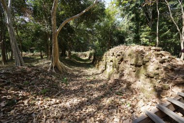 Kampong Thom, Kamboçya-Ocak 12, 2019: Prasat Evet Sambor olduğunuzu Kuk Kamboçya'Puon çevreleyen bir duvar