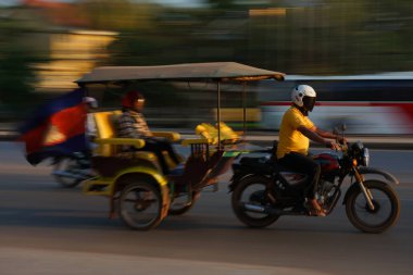 Siem Reap,Kamboçya-Januay 13, 2019: Siem Reap, Kamboçya'da Ulusal Otoyol 6'da motosiklet lerin kaydırılanması