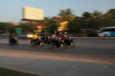 Siem Reap,Kamboçya-Januay 13, 2019: Siem Reap, Kamboçya'da Ulusal Otoyol 6'da motosiklet lerin kaydırılanması