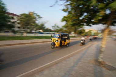 Siem Reap, Kamboçya-Januay 9, 2019: Bir tuk tuk ulusal karayolu 6 Siem Reap, Kamboçya'da, kaydırma