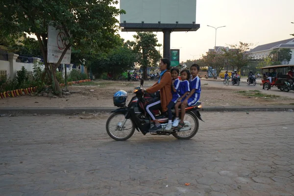 Siem Reap Cambodia Januay 2019 Four Persons Riding One Motorcycle — Stockfoto