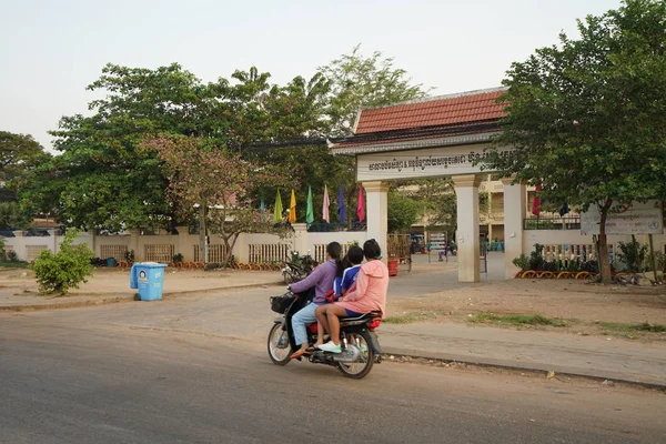 Siem Reap Cambodia Januay 2019 Four Persons Riding One Motorcycle — Stok fotoğraf