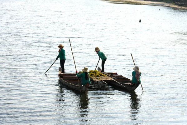 Siem Reap Kambodża Stycznia 2019 Ludzie Usunąć Waterweed Przy Fosie — Zdjęcie stockowe