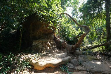 Siem Reap, Kamboçya-Ocak 9, 2019: Kbal Spean Siem Reap, Kamboçya'da karşı dik dağ yolu