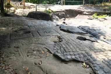 Siem Reap, Kamboçya-Ocak 9, 2019: Lingas ve heykeller Kbal Spean Siem Reap, Kamboçya'da