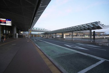 Narita, Japonya-Ocak 8,2019: Narita Uluslararası Havaalanı Terminal 1 üçüncü kat otobüs durakları sabahın erken saatlerinde