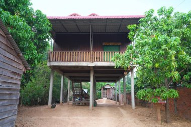 Preah Vihear, Kamboçya-Ocak 9, 2019: Tepedeki eve Kamboçya Preah Vihear Market yakınındaki. 