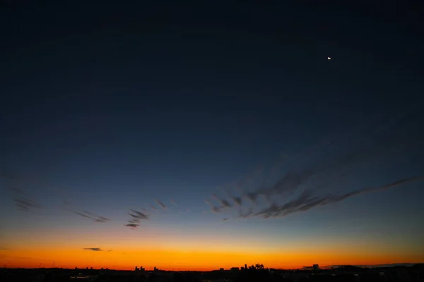 2018年12月31日 日本东京 东京美丽的早晨天空中的月亮和金星 — 图库照片