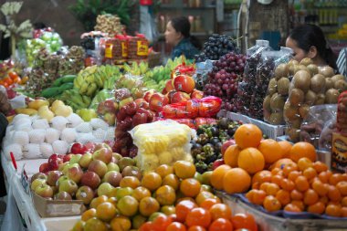 Siem Reap, Kamboçya-Ocak 13, 2019: Meyve ve sebze Siem Reap, Kamboçya'da eski markette satılan