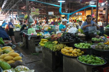 Siem Reap, Kamboçya-Ocak 13, 2019: Meyve ve sebze Siem Reap, Kamboçya'da eski markette satılan