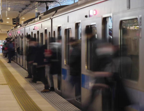 Tokyo Giappone Febbraio 2019 Pendolari Scendono Treno Pieno Marmellate Alla — Foto Stock