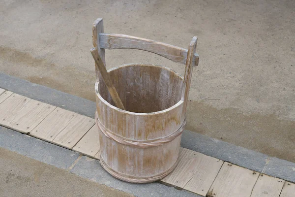 日本千叶 2019年2月19日 一个日本桶或一个木桶和一个勺子或一个水壶 — 图库照片