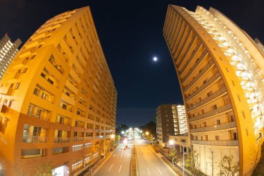 Tokyo, Japonya-Şubat 24, 2019: Yol çalışması veya Tokyo'da gece tamir yol