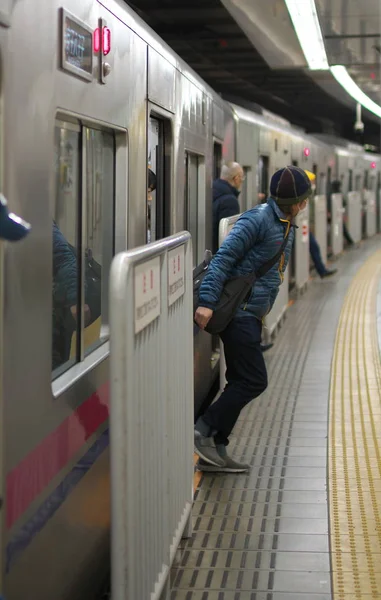 Tóquio Japão Fevereiro 2019 Passageiros Apenas Saem Trem Estação Shinjuku — Fotografia de Stock