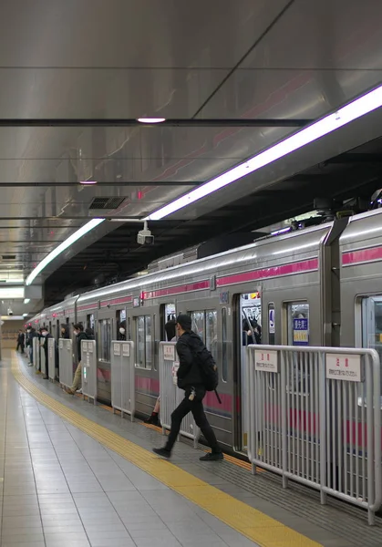 Τόκιο Ιαπωνία Φεβρουαρίου 2019 Επιβάτες Μόλις Κατεβείτε Τρένο Στο Σταθμό — Φωτογραφία Αρχείου