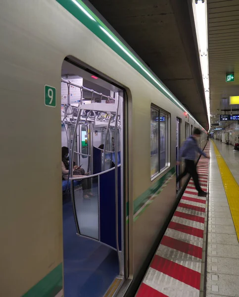 Tóquio Japão Março 2019 Transeunte Acaba Sair Trem Metrô Tóquio — Fotografia de Stock