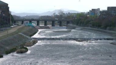 Kyoto, Japonya-Mart 22, 2019: Kamogawa görünümü nehir Shijou-Ohashi Bridge doğumundan hemen sonra