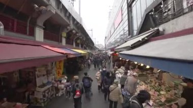 Tokyo, Japonya-Mart 29, 2019: (3 kez hız) Ameyoko veya Ameya yokocho ya da şeker deposu sokakta Tokyo yürürken