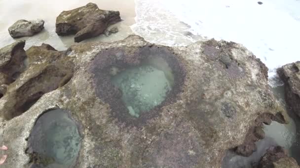 Amami Oshima Japão Abril 2019 Piscina Forma Coração Maré Baixa — Vídeo de Stock