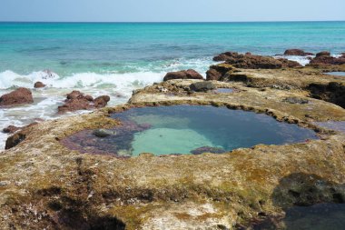 Asami Oshima, Japonya-8 Nisan, 2019: Asam Oshima, Kagoshima, Japonya Akaogi bölgesinde düşük gelgit de kalp şeklinde gelgit havuzu