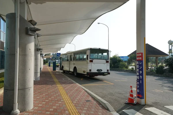 Амасіма Осима Японія Квітня 2019 Автобусні Зупинки Аеропорту Амамі Будівлю — стокове фото