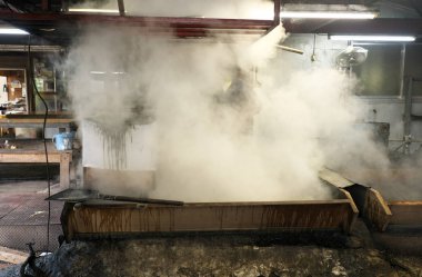 Oshima, Japonya-6 Nisan, 2019: bir tava içinde kaynayan şeker kamışı şurubu,, Kagoshima, Japonya 'da kahverengi şeker yapmak