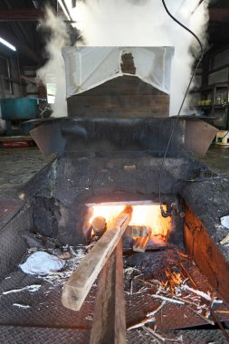 Oshima, Japonya-6 Nisan, 2019: bir tava içinde kaynayan şeker kamışı şurubu,, Kagoshima, Japonya 'da kahverengi şeker yapmak