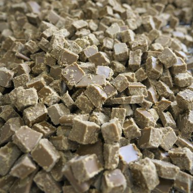 Oshima, Japonya-Nisan 6, 2019: Unrafine olmayan kahverengi şeker kamışı içinde Oshima, Kagoshima, Japonya