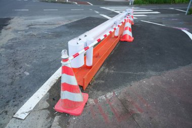 Tokyo,Japonya-Nisan 28, 2019: Bir yolda renk konisi veya güvenlik konisi veya yol konisi veya direk