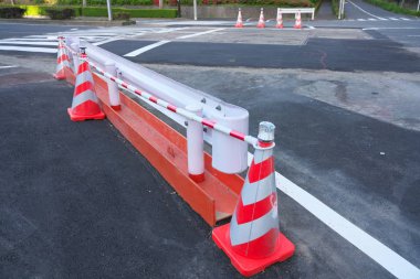 Tokyo,Japonya-Nisan 28, 2019: Bir yolda renk konisi veya güvenlik konisi veya yol konisi veya direk