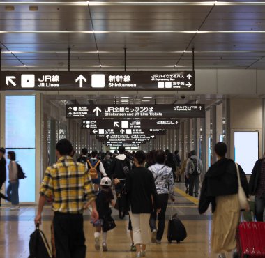 Aichi,Japonya-3 Mayıs 2019: Kalabalık Nagoya istasyonu binası yolcu salonu