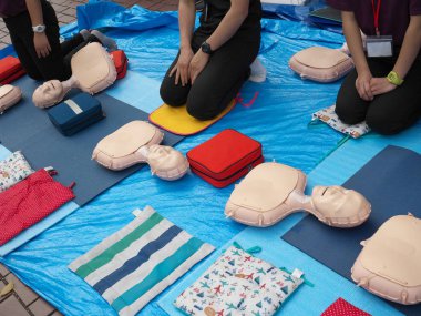Tokyo,Japonya-3 Mayıs 2019: Aed kullanarak açık öğretim tıbbi prosedür.