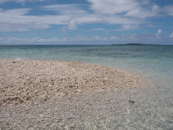 2019年5月31日 サンゴの破片で形成されたバラス島 西表島の北に位置する非常に小さな荒涼とした島 — ストック写真