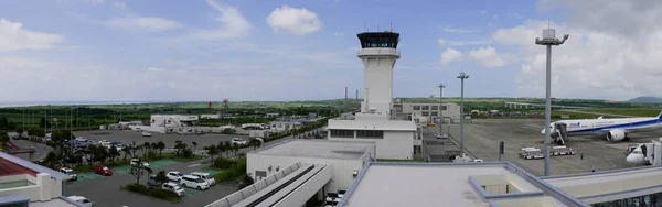 2019年6月3日 展望デッキから見た沖縄の千島石垣空港の空港交通管制塔 — ストック写真