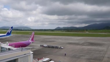 Okinawa, Japonya-Haziran 3, 2019: Okinawa Painushima Ishigaki Havaalanı Tarmac gözlem güverte inceledi