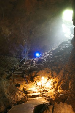 Okinawa, Japonya-Haziran 1, 2019: Ishigaki Adası, Okinawa 'da Kalcareous mağara veya kireçtaşı Mağarası
