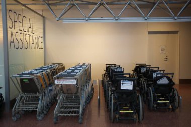 Tokyo, Japonya-Mayıs 30, 2019: Tokyo Uluslararası Havaalanı Terminal 2 ' de tekerlekli sandalye ve arabalar için depolama veya alan