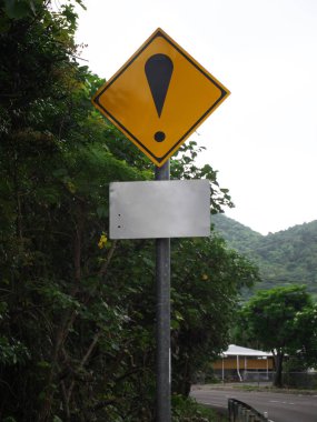 Okinawa,Japonya-2 Haziran 2019: Okinawa'daki Ishigaki adasında ki diğer tehlikeleri ifade edecek özel yol tabelası