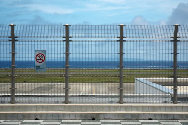 Amami Oshima, Japonya - 20 Haziran 2019: Amami Oshima, Kagoşima, Japonya'da Amami havaalanı terminal binası gözlem güvertesi