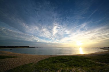 Amami Oshima, Japonya - 17 Haziran 2019: Amami Oshima'daki Tomori Plajı'nda gün doğumu, Japonya