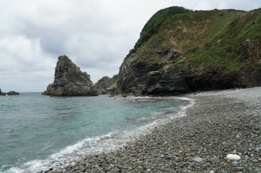 Amami Oshima, Japonya - 18 Haziran 2019: Amami Oshima'daki Honohoshi plajı, sahildeki taş çıngırağıyla ünlüdür.