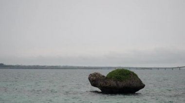 Irabu adası, Japonya - 24 Haziran 2019: Irabu adasında arkasında Irabu köprüsü olan kaplumbağa şeklinde bir kaya