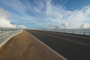 Miyako adası, Japonya - Haziran, 2019: Japonya'nın en uzun ücretsiz köprüsü olan Irabu köprüsü, miyako adası ile Irabu adasını gün doğumundan hemen sonra birbirine bağlayan