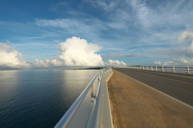 Miyako adası, Japonya - Haziran, 2019: Japonya'nın en uzun ücretsiz köprüsü olan Irabu köprüsü, miyako adası ile Irabu adasını gün doğumundan hemen sonra birbirine bağlayan