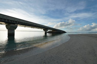 Miyako adası, Japonya - Haziran, 2019: Japonya'nın en uzun ücretsiz köprüsü olan Irabu köprüsü, miyako adası ile Irabu adasını gün doğumundan hemen sonra birbirine bağlayan