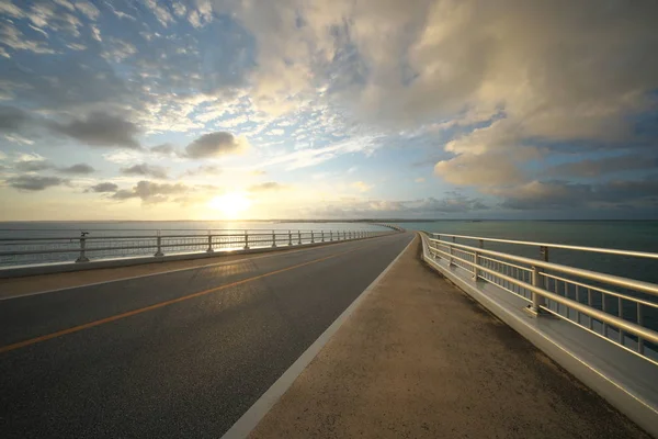 日本宫古岛 2019年6月 伊拉布桥 日本最长的免费大桥 日出后连接宫古岛和伊拉布岛 — 图库照片